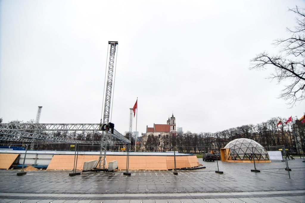 Ø8m Skaidrus Baro Kupolas | Lukiškių aikštėje ledo čiuožykla