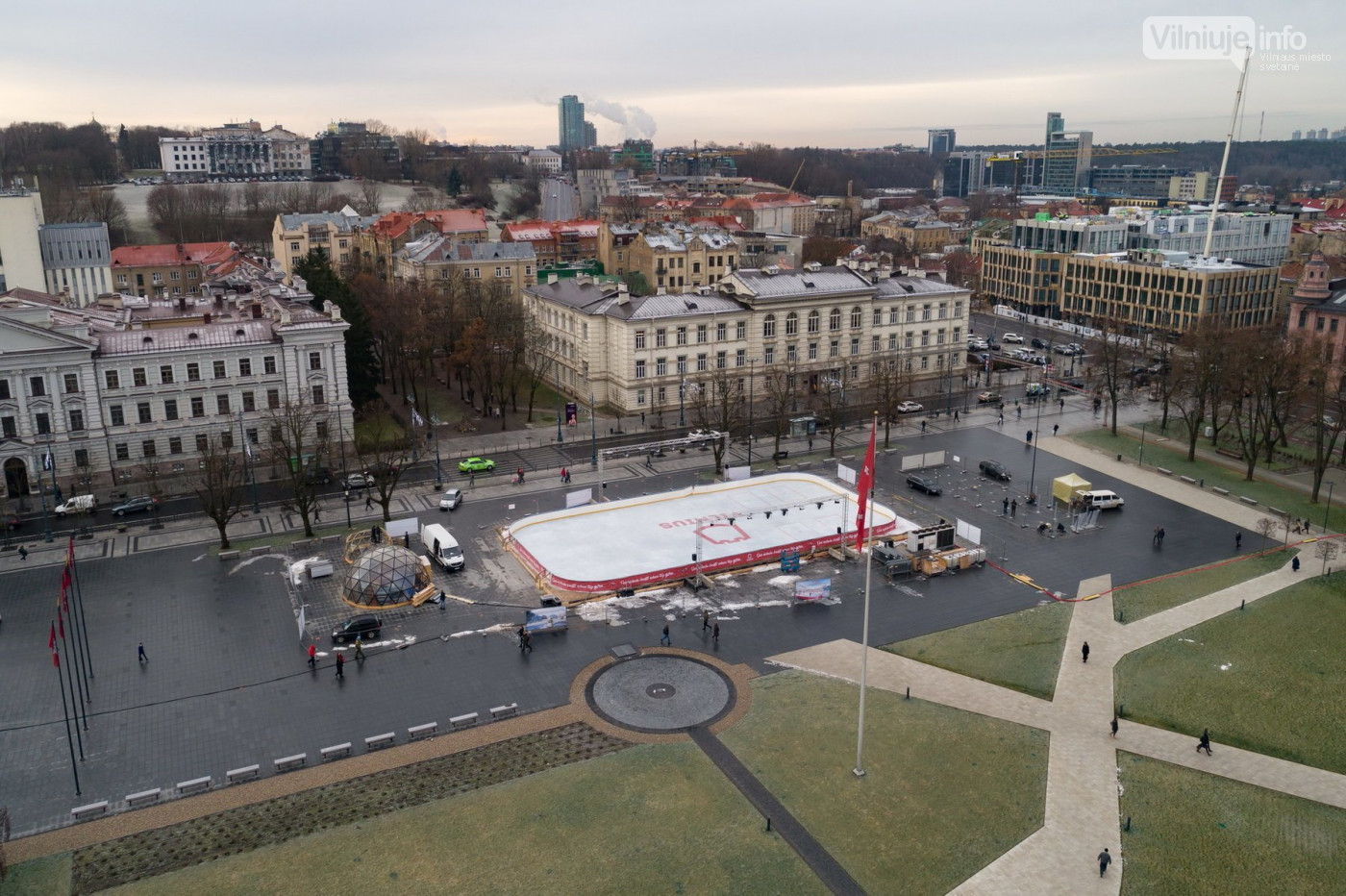 Ø8m Skaidrus Baro Kupolas | Lukiškių aikštėje ledo čiuožykla