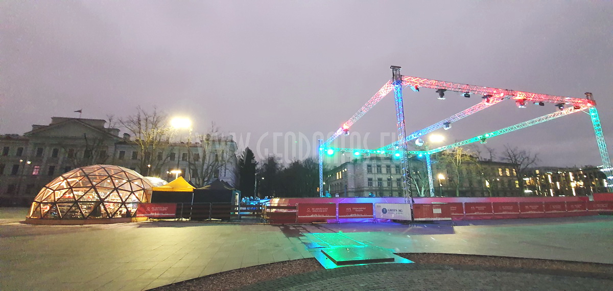 Ø8m Skaidrus Baro Kupolas | Lukiškių aikštėje ledo čiuožykla