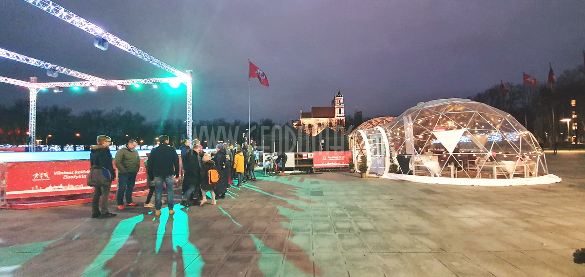Ø8m Skaidrus Baro Kupolas | Lukiškių aikštėje ledo čiuožykla