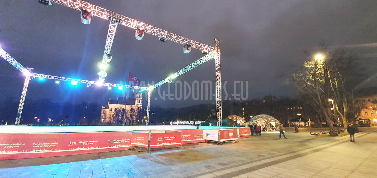 Ø8m Skaidrus Baro Kupolas | Lukiškių aikštėje ledo čiuožykla